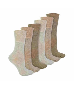 Paquete de 12 pares de calcetines diabéticos de bambú IOMI Footnurse para mujeres: ¿Eres diabético o tienes un familiar que lo sea? Estos calcetines diabéticos de bambú para mujeres vienen en un paquete de 6 y están diseñados para quienes padecen diabetes, manteniendo tus pies cómodos y saludables. Vienen en un paquete de 12, ¡así que también ofrecen una gran relación calidad-precio! Los calcetines diabéticos IOMI poseen características específicas que los hacen ideales para quienes sufren de diabetes. Estos calcetines están fabricados con viscosa derivada del bambú. Esta fibra es lujosamente suave gracias a sus propiedades naturales y es muy superior al algodón. El bambú también aleja la humedad del pie de manera natural. Dado que estos calcetines están diseñados específicamente para diabéticos, no tienen ningún tipo de ajuste alrededor de los tobillos para garantizar que no haya anillos de restricción ni puntos de presión que puedan afectar la circulación en tus piernas. Están disponibles en 7 colores: negro, blanco, azul, marrón claro, marrón oscuro, beige y rosa, y están compuestos por: 82% viscosa de bambú, 17% poliéster y 1% elastano. Vienen en una sola talla: 4-8 UK, 37-42 EUR, 5-9 US y son lavables a máquina, además de estar aprobados por el Colegio de Podología. Detalles adicionales del producto: Calcetines diabéticos de bambú IOMI para mujeres, diseñados para diabéticos y diabetes, fibras de bambú super suaves, costura del dedo del pie sin enlaces, parte superior de agarre suave tipo panal, 12 pares por paquete, elástico sin restricción, aprobados por el Colegio de Podología, gran relación calidad-precio.