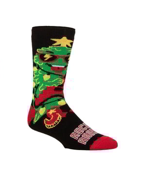 Calcetines térmicos navideños Heat Holders Lite para hombres y mujeres: ¿Por qué no celebrar la Navidad con estilo, manteniendo tus pies calentitos y contando con un calcetín que puede adaptarse a un zapato de vestir normal o a unas zapatillas deportivas? Puedes hacerlo con los nuevos calcetines de casa navideños de Heat Holders. Con un sólido índice de tog de 1.6, ¡tus pies pueden seguir estando extremadamente cálidos! Características Principales. Hilo Heat Holders - Nuestro hilo térmico especialmente desarrollado proporciona un alto rendimiento de aislamiento contra el frío con habilidades superiores de transpiración de humedad. Bucles Heat Holders - La innovadora tecnología de tejido produce nuestro único y extra largo tejido con bucles acolchados que retienen más aire caliente, aumentando la calificación TOG. Cepillado Heat Holders - Finalmente, nuestro experto proceso de cepillado maximiza la cantidad de aire caliente atrapado dentro de cada calcetín para un calor total y comodidad durante todo el día. Calificación Heat Holders Lite Long Tog - Estos calcetines han sido probados científicamente para ser 5 veces más cálidos que un calcetín de algodón básico, con una calificación tog de 1.6. Esta nueva versión de Heat Holders soluciona el problema de 'demasiado grueso' de los Heat Holders originales. Estos calcetines están hechos de 91% acrílico, 5% nailon, 3% poliéster y 1% elastano, están disponibles en 2 tamaños: Hombres 6-11 UK, Mujeres 4-8 UK y vienen en cuatro estilos. Son lavables a máquina de forma segura. Detalles Adicionales del Producto: Estilos Festivos Lite de Heat Holders para hombres y mujeres, regalo perfecto de Navidad, calificación de 1.6 Tog, elige entre 2 estilos por tamaño, dos tamaños disponibles.