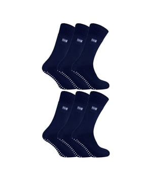 THMO Calcetines de Casa para Hombre – Paquete de 6: Cuando el invierno se acerca, necesitas intentar mantenerte lo más cálido posible y ahorrar en esas molestas facturas de calefacción. Estos calcetines de casa THMO, disponibles en un paquete de 6, son el paquete ideal para maximizar la calidez y el confort en casa. Los calcetines térmicos THMO están hechos con un hilo acrílico de gran grosor que posee cualidades térmicas extremas. Se han cepillado en el interior para maximizar el calor, atrapando el aire caliente y manteniéndolo cerca de tus pies. Este cepillado también suaviza el interior del calcetín, lo que lo convierte en una gran elección para relajarse en interiores. Estos calcetines térmicos también se sienten como si fueran sin costuras, con un puño perfectamente unido. Un agarre antideslizante ha sido diseñado en la parte inferior del calcetín para evitar que resbales en superficies como suelos de madera dura o baldosas de cocina. Vienen en un paquete de 6 pares, que no solo es una gran relación calidad-precio, sino que también significa que tendrás calcetines cálidos para los meses más fríos. La insignia de THMO también está transferida térmicamente en el costado del calcetín. Estos calcetines térmicos THMO están disponibles en 2 colores: Negro y Marino, con agarradores de puntos blancos. Están disponibles en una sola talla para hombres 6-11 UK. Están fabricados con 93% Acrílico, 6% Poliamida y 1% Elastano. También son lavables a máquina de manera segura. Detalles adicionales del producto: Calcetines de Casa THMO Paquete Multipack de 6 Pares Doble Cepillado Interior Grueso y Cálido Puntera Unida a Mano Cinta Ribeteada Relación Calidad-Precio.