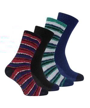 Calcetines acogedores gruesos para hombres Sock Snob (paquete de 4): Los calcetines acogedores gruesos para hombres de Sock Snob son la elección perfecta para aquellos que necesitan un poco de calor y comodidad extra en su vida. Estos lujosos calcetines para cama, suaves, gruesos y esponjosos, mantendrán tus pies cómodos en casa, sin importar cuán frío esté afuera. Ideales para mantener tus pies calientes durante los meses de invierno, estos suaves y esponjosos calcetines tienen antideslizantes en la suela para prevenir resbalones y caídas en superficies de madera dura, proporcionando un agarre adicional. Gruesos y súper cálidos, estos calcetines son perfectos para el clima frío. Han sido diseñados con un tejido más grueso para garantizar que sean duraderos y resistan un uso repetido. Póntelos después de un largo día y pasa una velada relajándote en casa. Estos calcetines vienen en 3 combinaciones de colores diferentes, así que puedes elegir el par perfecto para ti: Gris/Azul, Negro/Rayas Naranjas y Azul/Rayas Rojas. También serían un excelente regalo para el hombre en tu vida, dándole comodidad y calor adicionales. Estos calcetines para hombres vienen en 4 pares por paquete y están disponibles en 3 opciones de color. Están hechos de: 98% Poliéster y 2% Elastano, son de talla única para hombres: 6-11 UK (39-45 EUR, 7-12 US) y son completamente lavables a máquina. Detalles adicionales del producto: Calcetines acogedores para hombres 4 pares por paquete Calcetines de cama esponjosos Antideslizantes Gruesos y cálidos Hechos para el invierno Perfectos para relajarse en casa 3 opciones de color Talla única para hombres: 6-11 UK