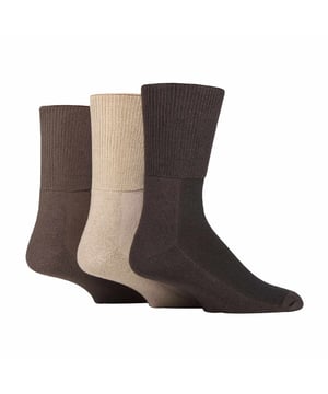 IOMI Paquete de 3 Calcetines Diabéticos de Bambú con Plantilla Acolchada: Los calcetines IOMI están diseñados especialmente para apoyar y cuidar tus pies. Estos calcetines ayudan a gestionar los síntomas del edema, linfedema, retención de líquidos y otras condiciones asociadas con pies y tobillos inflamados, incluidas las medias prostéticas diseñadas específicamente para amputados por debajo de la rodilla, calcetines diabéticos y calcetines de compresión energizantes. Estos fantásticos calcetines de mezcla de bambú son lujosamente suaves y están hechos para sujetar las piernas sin elasticidad, evitando la tensión que puede causar problemas a quienes tienen problemas circulatorios. Las partes superiores de forma y tejido en forma de panal se adaptan cómodamente a los contornos de tus piernas sin presión, evitando las marcas dolorosas dejadas por la constricción que puede provocar la elasticidad normal. También incluyen dedos enlazados a mano para costuras suaves, por lo que tiene sentido elegir estos calcetines diabéticos livianos de IOMI para cuidar tus piernas todos los días. El bambú, como fibra, es lujosamente suave gracias a sus propiedades naturales y es muy superior al algodón. También aleja la humedad del pie de forma natural. Detalles Adicionales del Producto: IOMI Footnurse Paquete de 3 Calcetines Diabéticos de Bambú Sin Compresión, Pierna Extra Ancha, Costura Suave en los Dedos, 9 Opciones de Color, Plantilla Acolchada, Tacto Suave, Disponible en 4 Tamaños, Sanitizado Actifresh, Ideal para Piernas Grandes o Inflamadas, Parte Superior en Panal, Lavable a Máquina.
