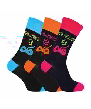 3 Pares de Calcetines Retro de Juegos: ¿Eres un fanático de los videojuegos clásicos de estilo arcade? Pues tenemos el regalo perfecto para cualquier gamer que se respete, convertido en un genial conjunto de divertidos Calcetines Retro de Juegos. Estos calcetines son ideales para cualquier amigo o familiar que sepas que es un gran aficionado a los videojuegos. ¿O tal vez te encanta jugar? De cualquier manera, ya sea un regalo o una compra traviesa para ti mismo, estamos seguros de que amarás esta divertida adición a tu cajón de calcetines. Ya sea que estés sentado jugando en tu consola favorita o decidiendo pausar tu juego y aventurarte al mundo exterior, estos calcetines seguramente atraerán miradas con sus diseños llamativos y colores brillantes. Estos calcetines están hechos de 45% Algodón, 43% Poliéster, 5% Acrílico, 5% Poliamida, 2% Elastano, son de tamaño para hombres 6-11 UK y vienen en 3 diseños diferentes por paquete. Se pueden lavar a máquina de manera segura. Detalles Adicionales del Producto: Calcetines Retro de Juegos, Divertidos y Coloridos, Largo de Tripulación, Un Gran Regalo, Ricos en Algodón, Perfectos para el Día a Día y para Usar en Casa, Talla 6-11 UK, 3 Diseños por Paquete, Lavables a Máquina.