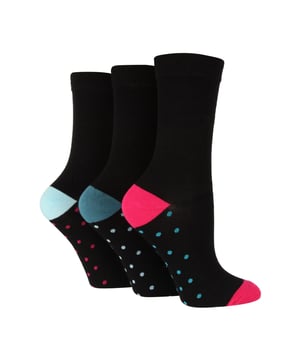 Wildfeet - Calcetines de Bambú para Mujeres con 3 Pares y Patrones de Pies: Suaves, sedosos y super suaves en hermoso bambú, estos tres pares de Calcetines de Bambú con Patrones de Wildfeet son los calcetines ideales para el uso diario de cualquier persona con piel delicada o sensible. Los diseños de colores mixtos lucirán bien en cualquier ocasión. El tejido ligero y transpirable se combina con el manejo de la humedad y la termorregulación, además del bambú naturalmente antibacterial, para brindarte pies más felices, secos y frescos a lo largo del día. El bambú es ecológico y sostenible. Aún mejor, el empaque de estos calcetines está hecho con papel reciclado. Para una mayor durabilidad, los dedos y los talones también están reforzados de manera invisible. Además, vienen en 7 colores/diseños diferentes que incluyen: 2 tipos de Azul Marino, Negro, Punto Azul, Punto Amarillo, Cebra Púrpura y Cebra Verde. Wild Feet es una gama de calcetines con diseños geniales, colores audaces y frases ingeniosas: ¡desde pugs y pingüinos, hasta leones y llamas! Hay 7 colores para elegir: Negro, Azul Marino, Amarillo, Azul, Verde y Púrpura. Vienen en una talla única para mujeres 4-8 UK, están hechos de 70% Viscosa (de Bambú), 28% Poliéster, 2% Elastano y son lavables a máquina. Detalles Adicionales del Producto: Calcetines Patreados Wildfeet para Mujeres Patrones de Pies Lindos Fibras de Bambú Súper Suaves 7 Opciones de Colores/Diseños Hechos para el Uso Diario Una Gran Idea de Regalo El Relleno Ideal para las Medias Suaves y Transpirables Talla Única: 4-8 UK Lavables a Máquina.
