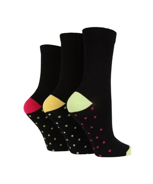 Wildfeet - Juego de 3 pares de calcetines de bambú para mujeres con patrones en los pies: Suaves, sedosos y súper suaves en hermoso bambú, estos tres pares de Calcetines de Bambú con Patrones de Wildfeet son los calcetines ideales para el uso diario para cualquier persona con piel delicada o sensible. Los diseños en colores mezclados se verán bien para cualquier ocasión. El tejido ligero y transpirable se combina con un manejo de la humedad y una regulación térmica, además de ser antibacteriano de forma natural, lo que te proporcionará pies más felices, secos y frescos durante todo el día. El bambú es ecológico y sostenible. Mejor aún, el empaque de estos calcetines está hecho con papel reciclado. Para mayor durabilidad, los dedos y los talones también han sido reforzados de manera invisible. Además, vienen en 7 colores/diseños diferentes que incluyen: 2 tipos de azul marino, negro, lunares azules, lunares amarillos, cebra morada y cebra verde. Wild Feet es una línea de calcetines que presenta diseños geniales, colores atrevidos y frases divertidas, ¡desde pugs y pingüinos, hasta leones y llamas! Hay 7 colores para elegir: negro, azul marino, amarillo, azul, verde y morado. Vienen en una talla única para mujeres 4-8 UK, están hechos de 70% viscosa (de bambú), 28% poliéster, 2% elastano y son lavables a máquina. Detalles adicionales del producto: Calcetines con patrones de Wildfeet para mujeres, lindos patrones en los pies, fibras de bambú súper suaves, 7 opciones de colores/diseños, hechos para el uso diario, una gran idea de regalo, el relleno ideal para media, suaves y transpirables, talla única: 4-8 UK, lavables a máquina.