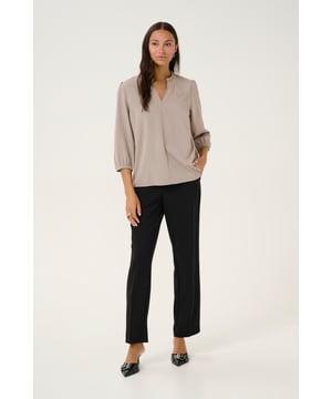 Regular fit,3/4 mouwen  Fijne was 30°, niet bleken, niet in de droger drogen, Druipnat ophangen in de schaduw, warm strijken max. 150° C,.  100% Polyester