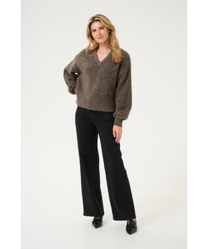 Deze eenvoudige gebreide trui is een perfecte aanvulling op je garderobe. Met een V-hals, lange mouwen en een klassieke kleur is de trui gemakkelijk te combineren met elke outfit.  Extra fijne was 30°, niet bleken, niet in de droger drogen, Liggend laten drogen in de schaduw, koud strijken max. 110° C,   47% Acryl,35% Polyester (Gerecycled),13% Polyamide,5% Wol (gecertificeerd)