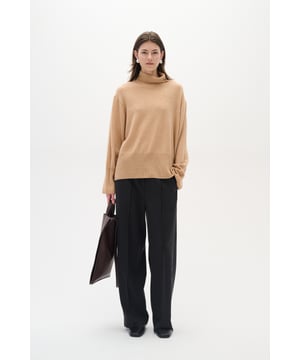 Oversize fit,Lange mouwen  Handwas, niet bleken, niet in de droger drogen, Liggend laten drogen., koud strijken max. 110° C, Droogreiniging  90% Wol,10% Kasjmier