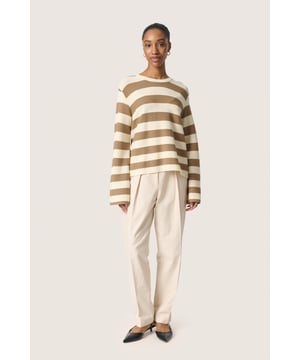 Loose fit,Lange mouwen  Extra fijne was 30°, niet bleken, niet in de droger drogen, Liggend laten drogen., koud strijken max. 110° C, Niet droog reinigen  72% Viscose (LENZING™ ECOVERO™),28% Polyester