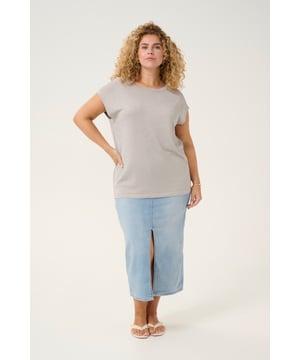 Loose fit,Drop shoulder  Fijne was 30°, niet bleken, niet in de droger drogen, Liggend laten drogen in de schaduw, koud strijken max. 110° C,   70% Viscose,20% Nylon,10% Polyester