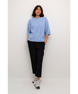 Loose fit,Ellenbogenlänge  Extra schonwäsche 30°, Nicht bleichen, Nicht im Trockner trocknen, Liegend trocken im Schatten, Kalt bügeln max. 110° C, Trockenreinigung  58% Polyester (Recycelt),20% Polyester,13% Polyacryl,6% Wolle,3% Elasthan