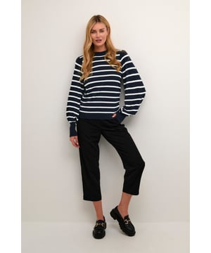Regular fit,Lange mouwen  Fijne was 30°, niet bleken, niet in de droger drogen, Liggend laten drogen in de schaduw, koud strijken max. 110° C, Droogreiniging  80% Viscose,20% Nylon