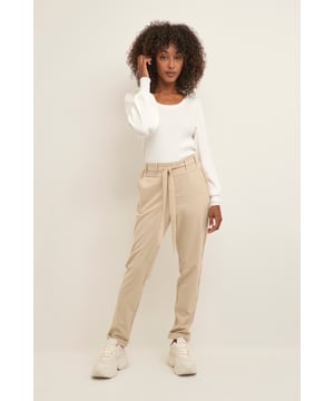 Dieser Damen-Pullover mit langen Ärmeln zeichnet sich durch einen schmeichelhaften Rundhalsausschnitt, gerippte Textur und eine schmale Silhouette aus. Er wurde für Komfort und vielseitiges Styling entworfen und eignet sich sowohl für legere als auch für Büro-Outfits. 30 Grad Schonwaschgang, nicht bleichen, nicht im Trockner trocknen, flach im Schatten trocknen, kalt bügeln max. 110° C, Nur chemische Reinigung. 80 % Viskose, 20 % Polyamid.
