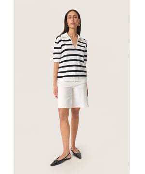 Relaxed fit,Korte mouwen  Extra fijne was 30°, niet bleken, niet in de droger drogen, Liggend laten drogen., koud strijken max. 110° C, Niet droog reinigen  50% Viscose (LENZING™ ECOVERO™),28% Polyester,22% Polyamide