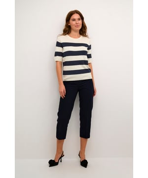 Dieses Damen-Stricktop mit Streifen hat einen lockeren Schnitt, halbe Ärmel und einen klassischen Rundhalsausschnitt. Weiches Material sorgt für hohen Tragekomfort im Alltag.  Schonwäsche 30°, Nicht bleichen, Nicht im Trockner trocknen, Liegend trocken im Schatten, Kalt bügeln max. 110° C, Trockenreinigung  80% Viskose,20% Nylon