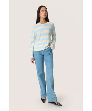 Loose fit,Lange mouwen  Extra fijne was 30°, niet bleken, niet in de droger drogen, Liggend laten drogen., koud strijken max. 110° C, Niet droog reinigen  72% Viscose (LENZING™ ECOVERO™),28% Polyester
