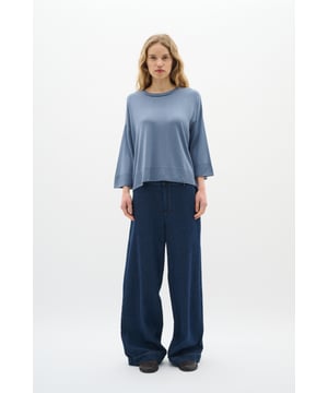 Casual fit,Lange Ärmel  Schonwäsche 30°, Nicht bleichen, Nicht im Trockner trocknen, Liegend trocken im Schatten, Warm bügeln max. 150° C, Trockenreinigung  65% Polyester,35% Viskose