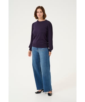 Deze damestrui heeft een regular fit en subtiel gestructureerde mouwen. De ronde hals en geribde boorden zorgen voor draagcomfort en veelzijdige styling.  Fijne was 30°, niet bleken, niet in de droger drogen, Liggend laten drogen in de schaduw, koud strijken max. 110° C, Droogreiniging  80% Viscose,20% Nylon
