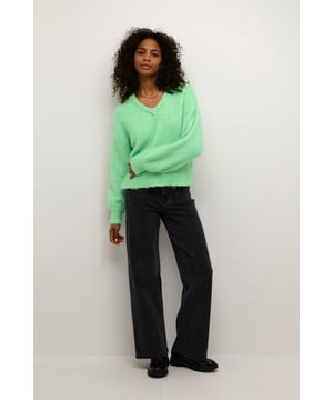 Deze eenvoudige gebreide trui is een perfecte aanvulling op je garderobe. Met een V-hals, lange mouwen en een klassieke kleur is de trui gemakkelijk te combineren met elke outfit.  Extra fijne was 30°, niet bleken, niet in de droger drogen, Liggend laten drogen in de schaduw, koud strijken max. 110° C,   47% Acryl,35% Polyester (Gerecycled),13% Polyamide,5% Wol (gecertificeerd)