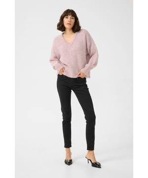 Dieser schlichte Strickpullover ist die perfekte Ergänzung für deine Garderobe. Mit V-Ausschnitt, langen Ärmeln und einer klassischen Farbe lässt er sich mühelos zu jedem Outfit kombinieren.  Extra schonwäsche 30°, Nicht bleichen, Nicht im Trockner trocknen, Liegend trocken im Schatten, Kalt bügeln max. 110° C, Trockenreinigung  47% Polyacryl,35% Polyester (Recycelt),13% Polyamid,5% Wolle (zertifiziert)