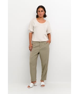 Regular fit,Ellenbogenlänge  Schonwäsche 30°, Nicht bleichen, Nicht im Trockner trocknen, Liegend trocken im Schatten, Kalt bügeln max. 110° C, Trockenreinigung  70% Viskose,20% Nylon,10% Polyester