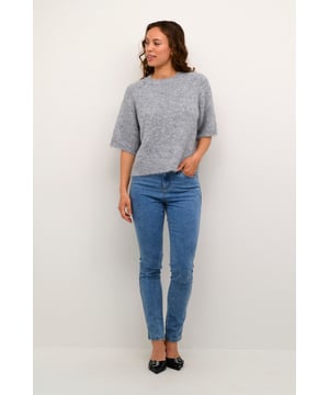 Sweater für Frauen bietet eine lässige Passform mit Rundhalsausschnitt und ärmellangen Ärmeln. Das weiche Strickmaterial sorgt für Komfort und Stil für vielseitigen, alltäglichen Gebrauch. 30 Grad extraclean waschen, nicht bleichen, nicht im Trockner trocknen, liegend im Schatten trocknen, kalt bügeln max. 110° C, chemische Reinigung only. 64% Polyester (recycelt), 18% Acryl, 10% Wolle (zertifiziert), 5% Alpaka, 3% Elasthan.