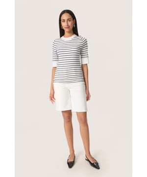Regular fit,Boven elleboog  Extra fijne was 30°, niet bleken, niet in de droger drogen, Liggend laten drogen., koud strijken max. 110° C, Niet droog reinigen  50% Viscose (LENZING™ ECOVERO™),28% Polyester,22% Polyamide