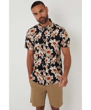 This short sleeved tropical print shirt from Threadbare features an all-over floral print and a button-down collar. The lightweight cotton fabric is ideal for keeping cool. Team with shorts or jeans for a fun, casual look.