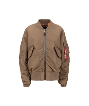 La chaqueta bomber CWU MA-1 No Cords para mujer de Alpha Industries combina el estilo clásico con detalles modernos. El corte Oversized Fit aporta un look desenfadado, mientras que el resistente tejido exterior de nailon ofrece un ligero brillo. La silueta alargada proporciona un estilo único. Con dos bolsillos exteriores, un bolsillo interior y puños elásticos, es práctica y protectora. Los detalles en relieve y el bolsillo utilitario con RBF Tag completan el característico look de Alpha Industries.