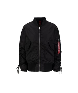 La chaqueta bomber CWU MA-1 para mujer de ALPHA INDUSTRIES destaca por su moderno corte oversized y bolsillos laterales. La chaqueta ligeramente forrada es un verdadero atractivo y, gracias a la cremallera, te protege de manera fiable contra el viento y el mal tiempo.