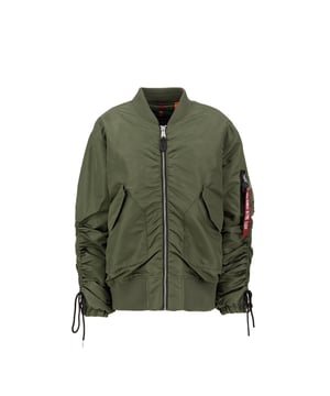 La chaqueta bomber CWU MA-1 para mujer de ALPHA INDUSTRIES destaca por su moderno corte oversized y bolsillos laterales. La chaqueta ligeramente forrada es un verdadero atractivo y, gracias a la cremallera, te protege de manera fiable contra el viento y el mal tiempo.
