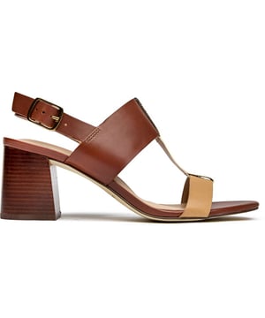 Sandalias Cole Haan Josie con tira en T en color tostado para mujer, fabricadas en piel y suela sintética. Presentan: tacón de 7 cm, cierre de hebilla, plantilla acolchada y suela con borde de chapa de madera.