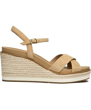 Die Cole Haan Silvee bringt mÃ¼helose Eleganz in die Warm-Wetter-Garderobe mit ihrem satten Obermaterial aus tan-farbenem Nubukleder und der klassischen Espadrille-Silhouette. Ein komfortabler 9cm Absatz sorgt fÃ¼r die perfekte HÃ¶he, wÃ¤hrend die seilumrandete Sohle authentischen mediterranen Charme verleiht. Der sichere Schnallenverschluss und die gepolsterte Innensohle gewÃ¤hrleisten ganztÃ¤gigen Komfort, egal ob Sie Ã¼ber Kopfsteinpflaster spazieren oder Cocktails bei Sonnenuntergang genieÃŸen.