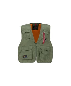 Die Utility Vest von Alpha Industries kombiniert Funktionalität mit urbanem Design. Hergestellt aus robustem Flight Nylon, bietet sie Langlebigkeit und Komfort im Regular Fit. Fünf Fronttaschen sorgen für viel Stauraum, während die Utility Pocket mit RBF Tag und Metallring einen authentischen Military-Style verleiht. Der seitliche Riemenverschluss ermöglicht eine individuelle Passform, gewebte Labels setzen dezente Markenakzente. Perfekt über Hoodie oder T-Shirt zu tragen.
