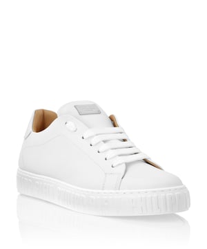 Diese Low-Top-Sneaker vereinen klares Design mit moderner Raffinesse und definieren mit einer raffinierten Silhouette und hochwertigen Materialien den Luxus des Alltags neu.   Gefertigt aus geschmeidigem Kalbsleder für ein weiches, luxuriöses Gefühl.   Glattes Lederfutter sorgt für ganztägigen Komfort und Atmungsaktivität.   Subtile Unterschrift Branding Detail fügt eine unaufdringliche, exklusive Note.   Die schlanke Silhouette verbessert die vielseitigen Styling-Optionen.   Perfekt für die Aufwertung von lässigen und sportlichen Ensembles mit einem polierten Rand.