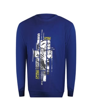 Ervaar de perfecte mix van stijl en comfort met de Cavalli Class Splintered Tiger Graphic Iris Blue Sweatshirt. Gemaakt van 100% katoen, biedt deze herensweater een zacht, ademend gevoel, ideaal voor dagelijks gebruik. De opvallende irisblauwe kleur wordt versterkt door een opvallende gespleten tijgerprint, wat een zelfverzekerd mode-statement maakt. Ontworpen met een klassieke ronde hals, zorgt het voor een comfortabele pasvorm en laat het je unieke smaak zien. Gemaakt in Bangladesh met aandacht voor kwaliteit, is deze sweatshirt een veelzijdige aanvulling op je garderobe die luxe en casual gemak moeiteloos combineert