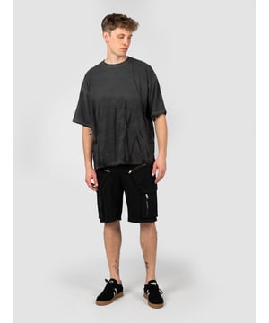 Los pantalones con cierre son la elección perfecta para quienes valoran la comodidad y la funcionalidad; su sólido cierre no solo facilita su uso, sino que también proporciona una apariencia elegante que combina perfectamente tanto con camisetas informales como con camisas elegantes, otorgando a cada atuendo un carácter refinado.

El corte simple de estos pantalones los hace extremadamente versátiles y adecuados para diferentes estilos, desde casual hasta más formal, al mismo tiempo que realzan la silueta, añadiendo ligereza, lo que los hace ideales para cualquier ocasión, desde reuniones de negocios hasta salidas de fin de semana con amigos.

Una banda elástica adicional en la cintura garantiza un ajuste perfecto para cualquier silueta y proporciona comodidad durante todo el día, independientemente de la intensidad de tus actividades, permitiendo libertad de movimiento, ya sea durante un paseo por la ciudad o en actividades deportivas.

En el frente, dos bolsillos no solo son prácticos, sino que también añaden un toque de estilo relajado, lo que los convierte en el lugar perfecto para guardar los objetos esenciales como llaves o teléfono, y su diseño discreto no altera la estética del conjunto.

En las piernas, cuatro bolsillos adicionales con cierre ofrecen aún más espacio de almacenamiento, lo que hace estos pantalones una elección extremadamente funcional para aquellos que necesitan tener todo a mano, mientras valoran el orden y la organización.

Hechos de tela de alta calidad, los pantalones garantizan durabilidad y confort al usarlos, y su suavidad y respirabilidad los hacen ideales para cualquier época del año, ofreciendo una sensación agradable en la piel tanto en días fríos como en el calor del verano.

Producidos en Italia, estos pantalones garantizan la más alta calidad y atención al detalle, lo que los convierte no solo en una opción práctica, sino también en una elegante para cualquier amante de la moda que desea destacar su individualidad y gusto refinado en cada situación.