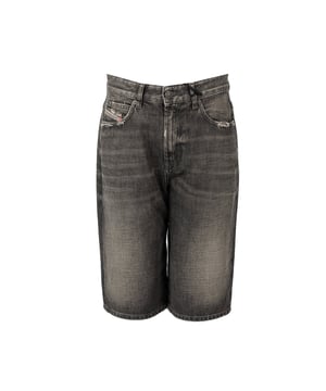 Jeansshorts sind eine ausgezeichnete Wahl für die Sommertage, sie verbinden Klassik mit einem modernen Stil und sind daher leicht mit verschiedenen Outfits, sowohl für den Alltag als auch für entspanntere Anlässe, zu kombinieren.

Ihr einfacher Schnitt sorgt für Komfort und Bewegungsfreiheit, was sie zur idealen Lösung für einen aktiven Tag voller Abenteuer macht, egal ob Sie einen Stadtspaziergang planen oder einen Ausflug ins Grüne.

Mit drei Taschen vorne und zwei hinten bieten sie Praktikabilität und Funktionalität und ermöglichen es, Kleinigkeiten wie Schlüssel oder Telefon bequem zu verstauen, ohne eine zusätzliche Tasche tragen zu müssen.

Mit längeren Beinen schützen diese Shorts gut vor der Sonne, bieten gleichzeitig Luftigkeit und Komfort, was sie zu einer ausgezeichneten Wahl bei jedem Wetter macht.

Mit Abnutzungsdetails, die Charakter und einen modischen Look verleihen, sind diese Shorts ein großartiger Bestandteil der Garderobe für Personen, die einen entspannten, aber stilvollen Look schätzen.

Aus hochwertigem Stoff gefertigt, bieten sie Langlebigkeit und Tragekomfort, was sie zu einer langfristigen Investition macht, die sicherlich zu einem Lieblingsteil Ihrer Sommergarderobe wird.