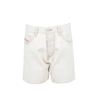 Los shorts vaqueros son una elección perfecta para los días de verano, combinando un estilo informal y confort, lo que permite que se adapten fácilmente a cualquier estilo diario.

Cuentan con botones logotipados, que les aportan un carácter único, al mismo tiempo que destacan la atención al detalle y la alta calidad de su confección.

En el frente tienen tres bolsillos, y en la parte trasera dos, lo que no solo proporciona practicidad, sino también un aspecto estiloso, permitiendo el almacenamiento cómodo de pequeños objetos.

Coser con hilo de contraste les da una apariencia única y resalta su diseño moderno, atrayendo la mirada y añadiendo carácter a cualquier conjunto.

Están hechos de una tela de alta calidad que asegura durabilidad y comodidad al llevar, haciendo que sean la elección ideal para cualquier ocasión, independientemente de la temporada.