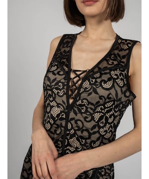 Ajuste a medida
Forrado
Cerrado con una cremallera oculta y un gancho en el lado izquierdo
Con tirantes anchos
Con un diseño de encaje
Decorada con costuras modeladoras
Detalle de marca en el cuello
Hecho de tela de alta calidad