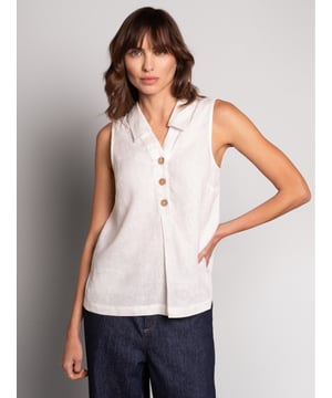 This woven sleeveless blouse features a polo collar with a V-neck and buttoned half placket. The box pleat detail at the front of the blouse adds fullness for a body-skimming, flattering silhouette. The coconut buttons and the stepped hem, complete the look. Crafted from crisp yarn-dyed linen, with a unique variegated look to the weave.