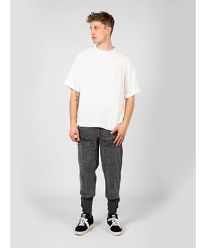 El corte suelto de estos pantalones ofrece no solo comodidad al usarlos, sino también libertad de movimiento, por lo que son perfectos tanto para el día a día como para escapadas de fin de semana fuera de la ciudad.

Con una amplia goma en la cintura, adicionalmente ajustable con un cordón, estos pantalones ofrecen un ajuste excelente al cuerpo, lo que los hace extremadamente cómodos y prácticos en cualquier situación.

Con piernas que se estrechan y rematadas con un elástico con botones, estos pantalones no solo lucen muy bien, sino que también permiten un fácil ajuste de la longitud de la pierna según las necesidades individuales.

En el frente, dos bolsillos proporcionan suficiente espacio para guardar objetos pequeños como llaves o un teléfono, haciéndolos extremadamente funcionales.

En las piernas, dos bolsillos adicionan no solo un aspecto estiloso, sino también practicidad, permitiendo guardar objetos más grandes al alcance de la mano.

Hechos de tela de alta calidad, estos pantalones garantizan no solo durabilidad, sino también placer al vestir, lo que los convierte en una excelente elección para cualquier época del año.

Producidos en Italia, estos pantalones reflejan los más altos estándares del artesanado europeo, combinando elegancia, funcionalidad y una calidad de confección excepcional.