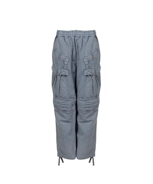 Los pantalones tipo cargo son la solución perfecta para aquellos que valoran el estilo y la funcionalidad, combinando comodidad y un aspecto moderno, lo que los hace una excelente elección para cualquier ocasión.

Con elástico en la cintura, estos cargo ofrecen una comodidad excepcional al usarlos, adaptándose perfectamente a la silueta, lo que los hace no solo prácticos, sino también un elemento elegante del vestuario.

Además, la posible regulación de la cintura mediante cordones permite un mejor ajuste, lo que te permite sentirte cómodo y seguro, sin importar la situación.

En el frente, dos bolsillos insertados y cuatro aplicados ofrecen mucho espacio para guardar los esenciales, lo que es extremadamente útil en el uso diario.

En la parte trasera, dos bolsillos agregan funcionalidad y estilo, combinándose perfectamente con el resto del diseño, ofreciendo espacio adicional para los pequeños artículos.

Las piernas con cordones permiten un ajuste personalizado de su longitud, lo cual es especialmente útil cuando quieres cambiar el estilo de suelto a más ajustado.

Costurados con hilo rojo, estos pantalones cargo se destacan con un acento único que les añade carácter y sin duda te hará llamar la atención.

Hechos de tela de alta calidad con un añadido de lino, estos pantalones no solo son duraderos y transpirables, sino también agradables al tacto, lo que proporciona comodidad durante todo el día.