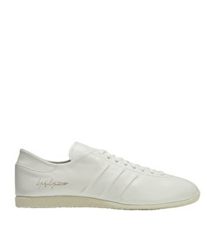 Y-3 Japan Trainers in gebroken wit.Een uitdrukking van Japans minimalisme de Y-3 Japan schoenen zijn gemaakt met een volledig lederen bovenwerk dat zo zacht en soepel is dat het aanvoelt als een fijne leren handschoen. De 3-Stripes doen denken aan de biesjes op leren handschoenen en geven een subtiele en premium knipoog naar sport. Het profiel is zeer laag uitgesneden en afgewerkt met een Y-3 logo op de tong en Yohji Yamamoto's handtekening op de hiel.- Premium leren schoenen van Y-3.- Normale pasvorm- Vetersluiting- Bovenwerk van leer- Leren voering- Rubberen buitenzool- Y-3 en Yohji Yamamoto handtekening logo's- Ref: IE1449