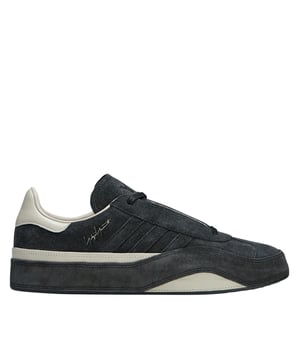 Y-3 Gazelle Trainers in zwart - aluminaAl tientallen jaren geliefd, de adidas Gazelle schoenen blijven klassiek. Hier zijn ze opnieuw ontworpen vanuit het oogpunt van Y-3, wat een rijke uniforme look geeft aan het zachte suède dat zich uitstrekt van het bovenwerk tot aan de tooling. De binnenkant is gevoerd met leer en suède en Yohji Yamamoto's handtekening geeft het laatste teken.- De Y-3 versie van een iconische adidas schoen.- Normale pasvorm- Vetersluiting- Suède bovenwerk- Leren en suède voering- Rubberen zool- Y-3 en Yohji Yamamoto handtekening logo's- Ref: JH8925