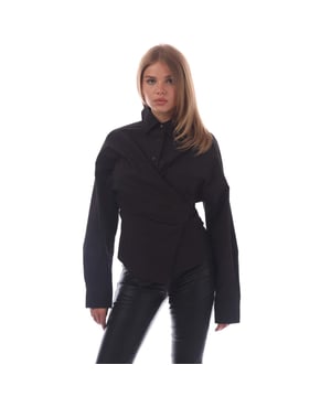 Dit oversized damesshirt heeft een wikkelsilhouet versierd met de Oval D - het opvallende logo in reliëf doet tevens dienst als sluiting. Het is gemaakt van knisperend stretch popeline met een percentage organisch katoen en afgewerkt met nep-parelmoeren knopen.