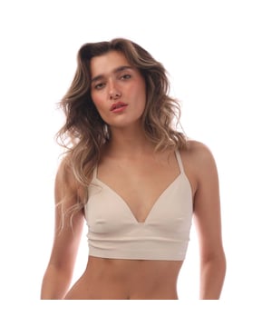 De Reebok Senna Bonded Bra is een high-performance bh ontworpen voor superieur ondersteunend comfort en een strakke moderne esthetiek. Deze bh is gemaakt met een innovatieve bonded constructie en voelt aan als een tweede huid, terwijl grote naden zijn geëlimineerd voor een soepele en irritatievrije pasvorm. Of je nu traint in de sportschool, gaat hardlopen of yoga beoefent, de Senna Bonded Bra biedt de ondersteuning die je nodig hebt met een minimalistische en stijlvolle look.