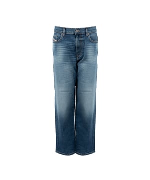 Los jeans de corte recto tipo boyfriend son la combinación perfecta de estilo casual y elegancia moderna, adecuados para cualquier situación, añadiendo un toque de despreocupación a tu atuendo.

Cerrados con cremallera y un botón con logotipo, estos jeans ofrecen comodidad y estilo, a la vez que añaden un sutil toque de lujo, haciendo que cada atuendo se destaque.

Con un tiro medio que realza perfectamente la figura, proporcionando comodidad durante todo el día, ya sea que pases el día en la ciudad o en el trabajo.

Con piernas que llegan hasta los tobillos y se pueden enrollar fácilmente para añadir aún más carácter y adaptarse a tu par favorito de zapatillas o tacones elegantes.

Con tres bolsillos delanteros y dos traseros, proporcionando suficiente espacio para guardar pequeños objetos, al mismo tiempo que añaden un aspecto clásico que nunca pasa de moda.

Hechos de tela de alta calidad que garantiza durabilidad y comodidad, estos jeans son una inversión para años, ofreciendo un ajuste excelente y libertad de movimiento.
