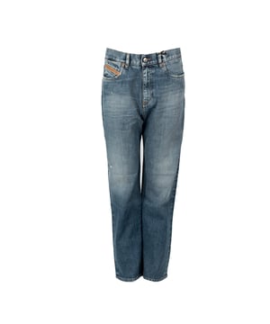 Los jeans de corte recto son un clásico que nunca pasa de moda, y su diseño universal hace que combinen con cualquier estilo, desde los casuales hasta los más formales.

Con cintura alta, estos jeans no solo resaltan la cintura, sino que también ofrecen comodidad y confort durante todo el día, añadiendo elegancia a cualquier conjunto.

Con piernas rectas que sutilmente alargan la figura, estos jeans son la opción ideal para aquellos que valoran un aspecto minimalista, pero con estilo.

Cerrados con cremallera y un botón con logo, estos jeans combinan funcionalidad con un toque de moda, que les añade carácter y singularidad.

Con tres bolsillos delanteros y dos traseros, ofrecen practicidad y suficiente espacio para las pequeñas cosas esenciales que siempre quieres tener a mano.

Con desgastes que dan a los jeans un carácter único y ligeramente audaz, se adaptan perfectamente a las tendencias de moda actuales.

Hechos de tela de alta calidad, que no solo garantiza durabilidad, sino que también ofrece comodidad al vestir, haciendo que estos jeans se conviertan en tu prenda favorita del armario.