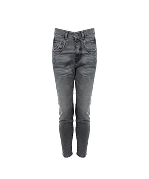 Los jeans tipo boyfriend son la combinación perfecta de estilo casual y sensibilidad de moda, que te harán sentir cómodo y elegante en cualquier situación, ya sea que pases una tarde perezosa con amigos o salgas de forma espontánea a la ciudad.

Con cierre de cremallera y un botón logotipado, estos jeans no solo aseguran comodidad en su uso, sino que también añaden un toque de lujo gracias al sutil detalle del botón logotipado, que es un verdadero símbolo de calidad y atención a los detalles, atrayendo miradas y enfatizando tu cuidado por los detalles de moda.

Con una cintura media que resalta perfectamente la figura, estos jeans ofrecen un equilibrio ideal entre comodidad y apariencia moderna, convirtiéndolos en un elemento indispensable de cualquier guardarropa, que se combina perfectamente con diversas estilizaciones, desde las casuales hasta las más elegantes.

Con piernas cónicas que añaden un carácter moderno y permiten una fácil adaptación a diferentes tipos de calzado, desde zapatillas deportivas hasta elegantes tacones, lo que te permite lucir siempre a la moda y sentirte segura en cualquier situación.

Con costuras decorativas que no solo enriquecen visualmente el conjunto, sino que también añaden un carácter único, haciendo que estos jeans se destaquen entre otros modelos, atrayendo la atención con su diseño original y subrayando tu individualidad.

Con tres bolsillos en la parte delantera y dos en la trasera, ofrecen mucho espacio para guardar elementos esenciales, al mismo tiempo que destacan el clásico diseño atemporal, que nunca pasa de moda, brindándote practicidad y estilo en uno.

Hechos de tela de alta calidad, estos jeans no solo proporcionan durabilidad y resistencia, sino también una comodidad excepcional, lo que los hace la elección favorita para el día a día, ofreciéndote una suavidad y flexibilidad incomparables durante todo el día.