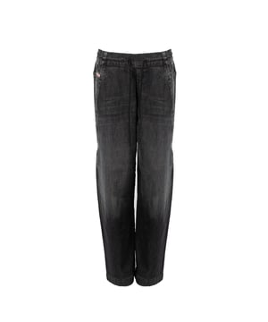 Los jeans tipo jogger son una excelente elección para aquellos que valoran la comodidad y el estilo en uno solo – su diseño único hace que sean perfectos tanto para salidas diarias como para ocasiones más informales.

Con una cintura mediana, estos jeans ofrecen comodidad y libertad de movimiento, mientras mantienen un aspecto moderno que combina bien con diferentes estilos.

La cintura con elástico incorporado y adicionalmente ajustable con cordones garantiza un ajuste perfecto para cualquier figura, lo que hace que estos joggers no solo sean estilosos, sino también prácticos.

Con dos bolsillos en el frente y dos en la parte trasera, añaden funcionalidad permitiendo guardar objetos esenciales como el teléfono o las llaves, siempre al alcance de la mano.

Las piernas terminadas con elástico ajustable son una ventaja adicional que permite adaptar la longitud a las necesidades personales, lo que los hace aún más versátiles.

Hechos de tejido de alta calidad, estos joggers no solo son duraderos, sino también cómodos de llevar, asegurando confort durante todo el día, sin importar la actividad.